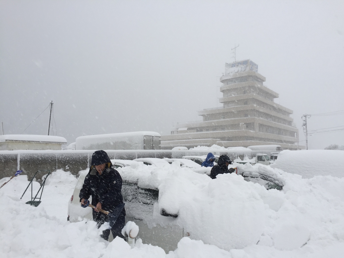 2018/02/13　本社前　鋭意除雪中