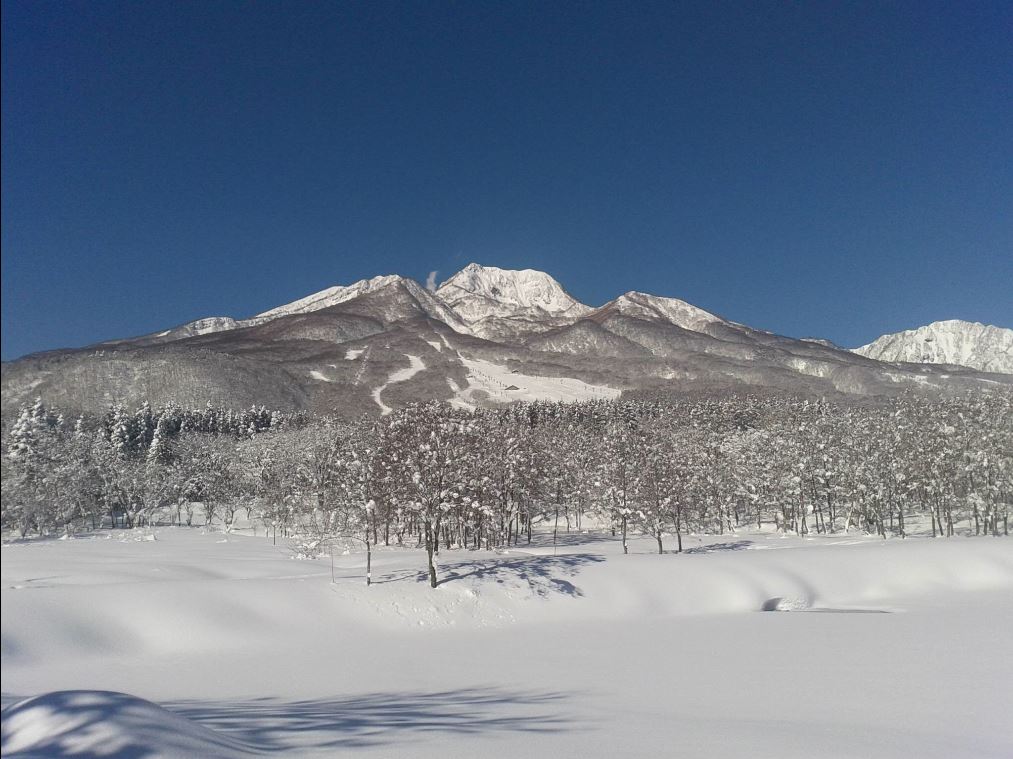 いもりが池より妙高山を望む